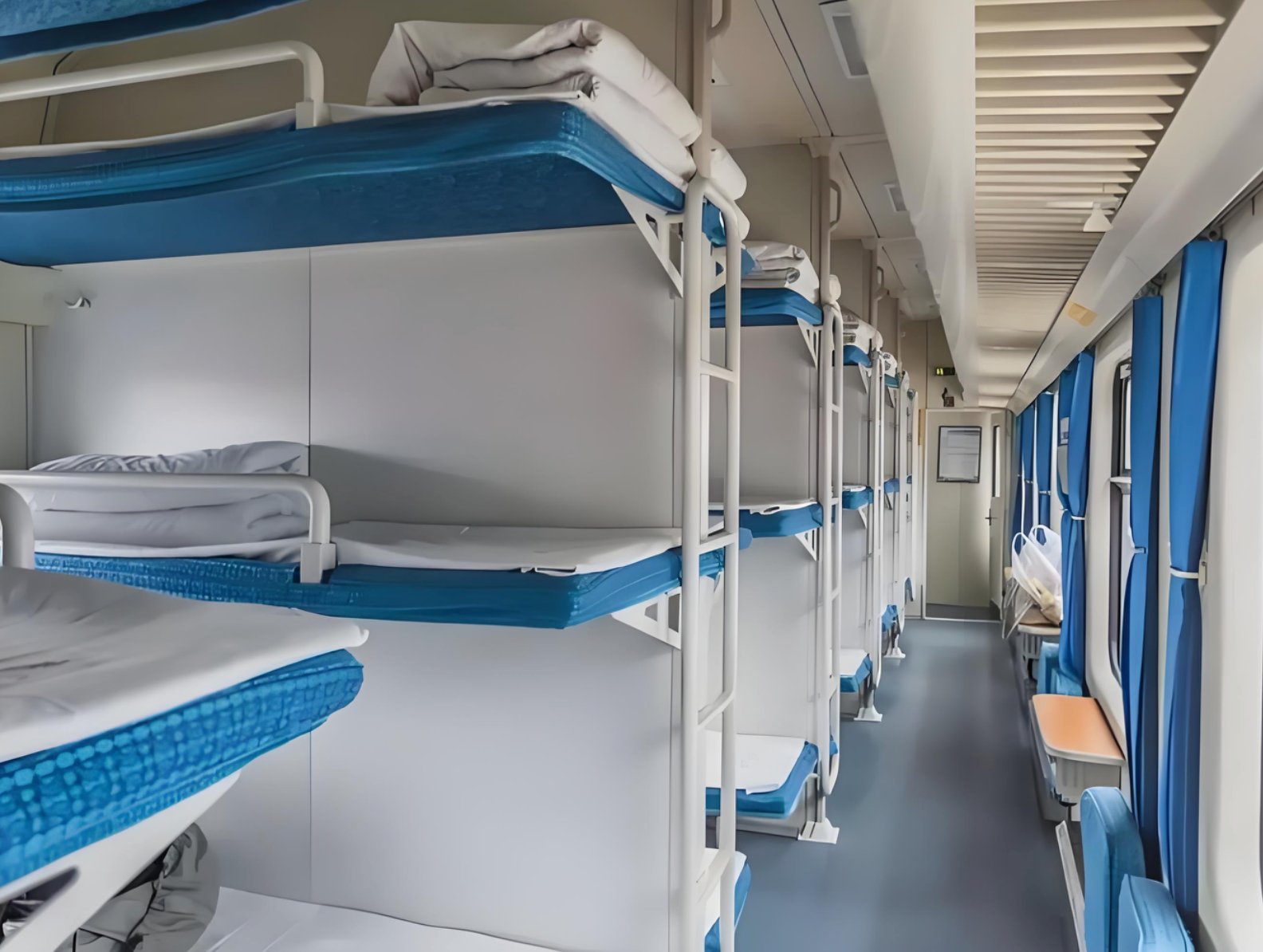 Hard sleeper cabin interior